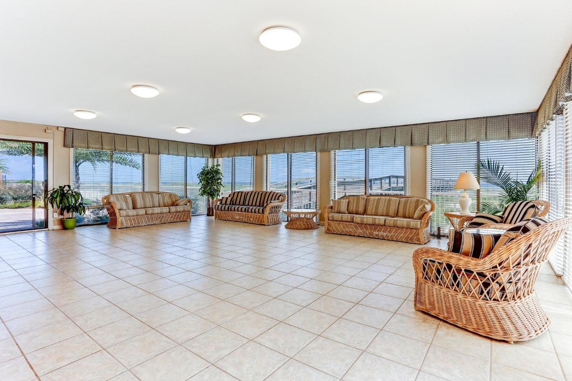 Oceanfront Condo W Balcony Амилия Экстерьер фото